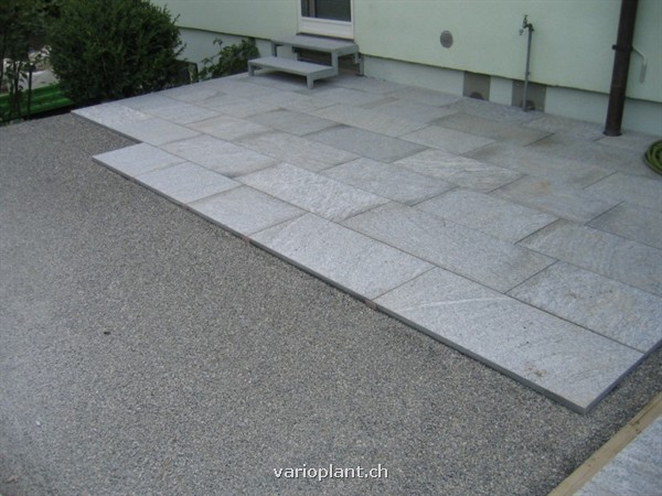 Verlegen der Gneisbahnen in Splitt